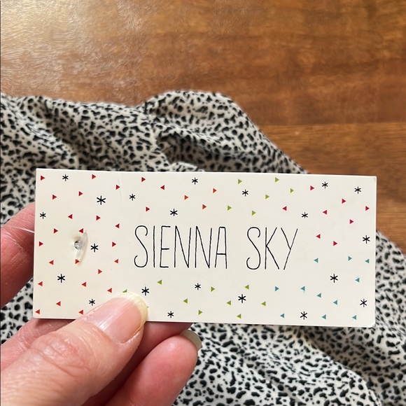 Brand new Sienna Sky Black and White Puff Sleeve Blouse - Picture 11 of 16